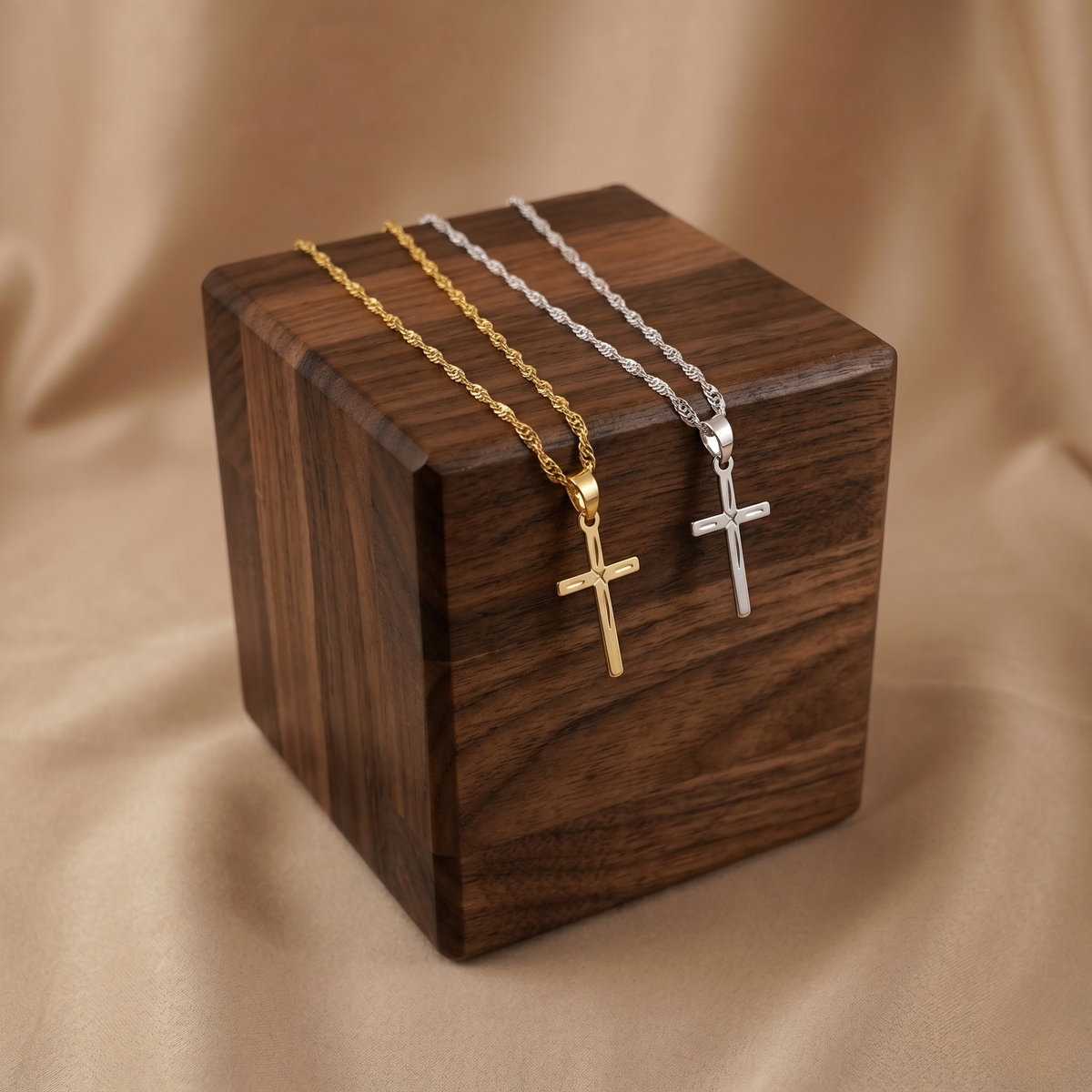 Colar com Pingente Cruz Diamantada Joias Banhada