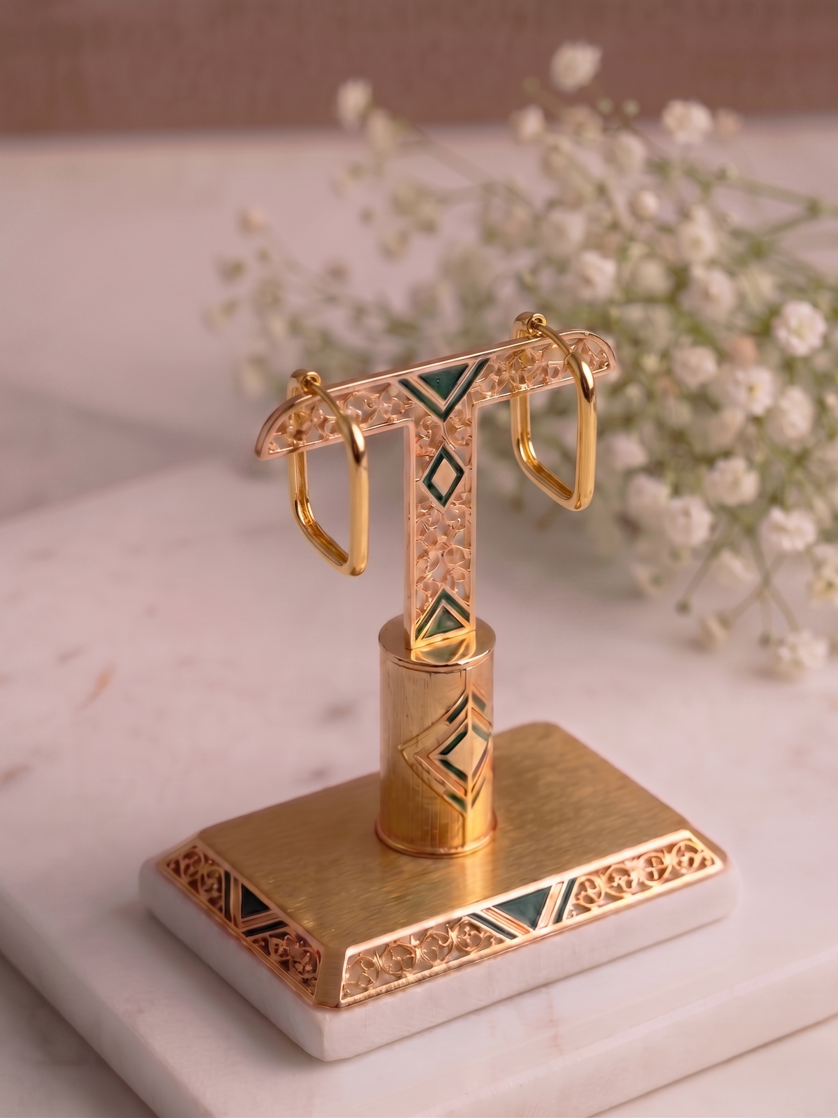 Argola Angular Petite — Um toque sofisticado e deslumbrante com design clássico e atemporal.