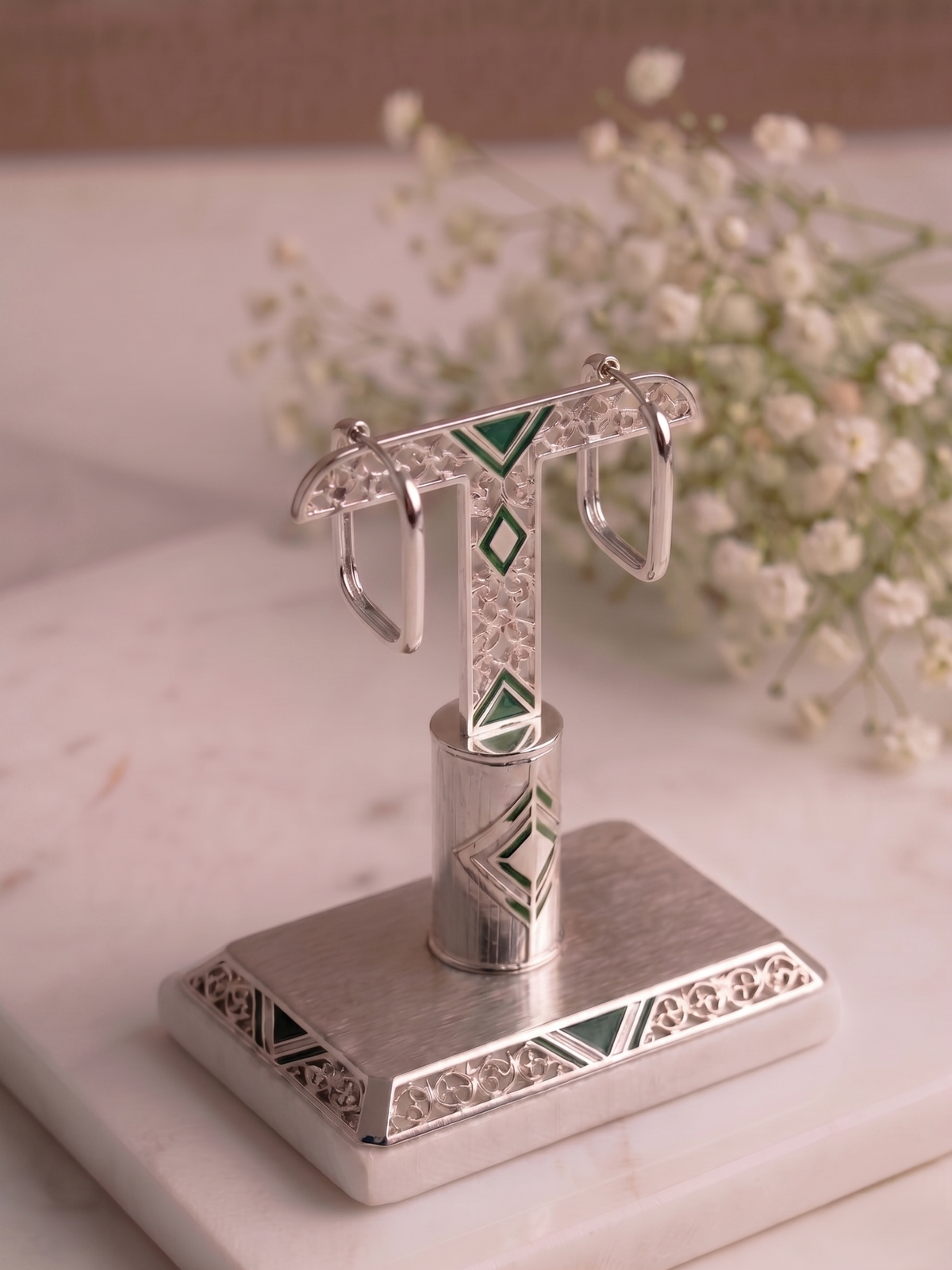 Argola Angular Petite — Um toque sofisticado e deslumbrante com design clássico e atemporal.