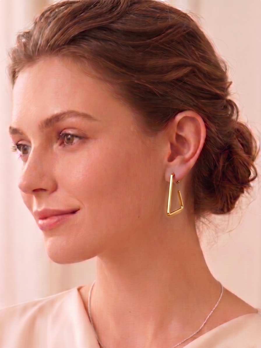 Argola Geometric Gold — Um toque sofisticado e deslumbrante com design clássico e atemporal.