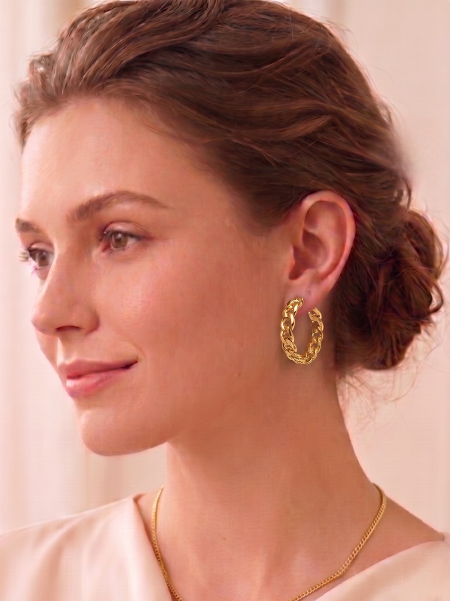 Argola Chain Gold Deluxe — Um toque sofisticado e deslumbrante com design clássico e atemporal.
