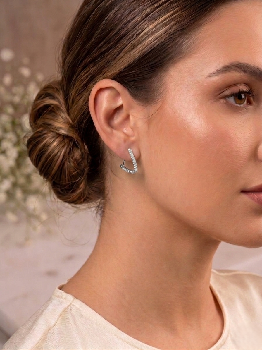 Argola Petite Charm — Um toque sofisticado e deslumbrante com design clássico e atemporal.